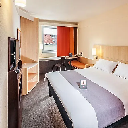 Отель Ibis Old Town 3*