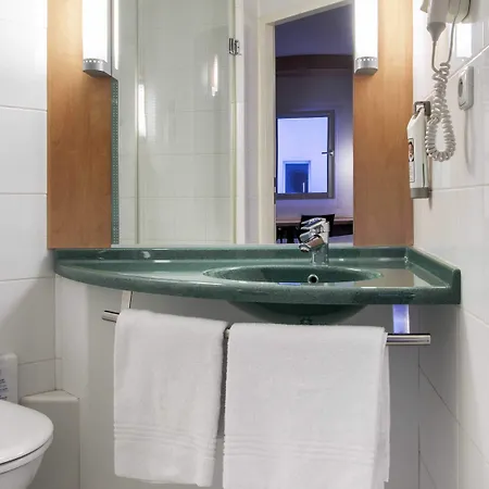 Hotel Ibis Old Town 3*